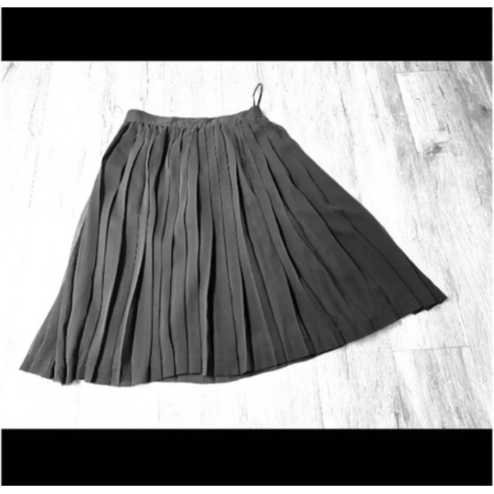 🆕Vintage Pleated Silk Black Skirt — Timeless Day to Night, Casual to a Night Out - Picture 2 of 11